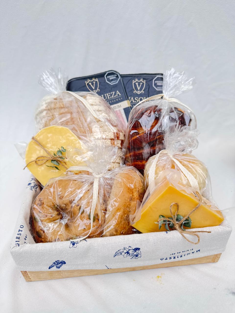 Caja de madera con panes artesanales, quesos y jamones – Regalo gourmet.”