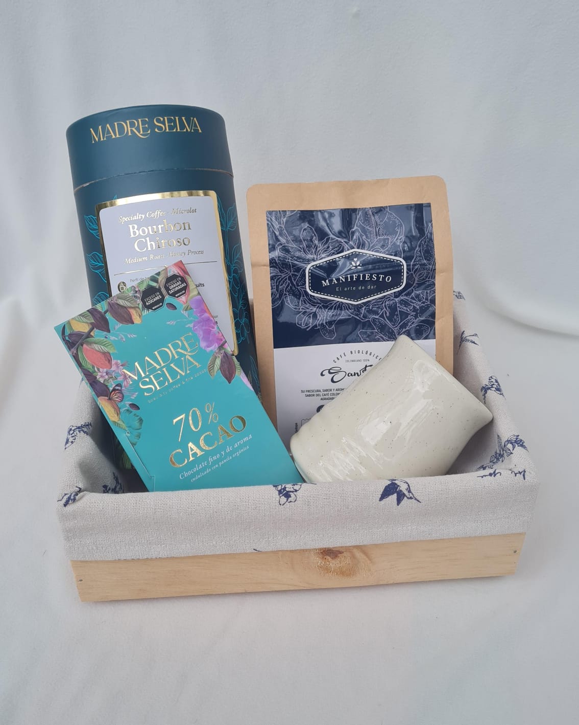 Dos cafés con mug y chocolate