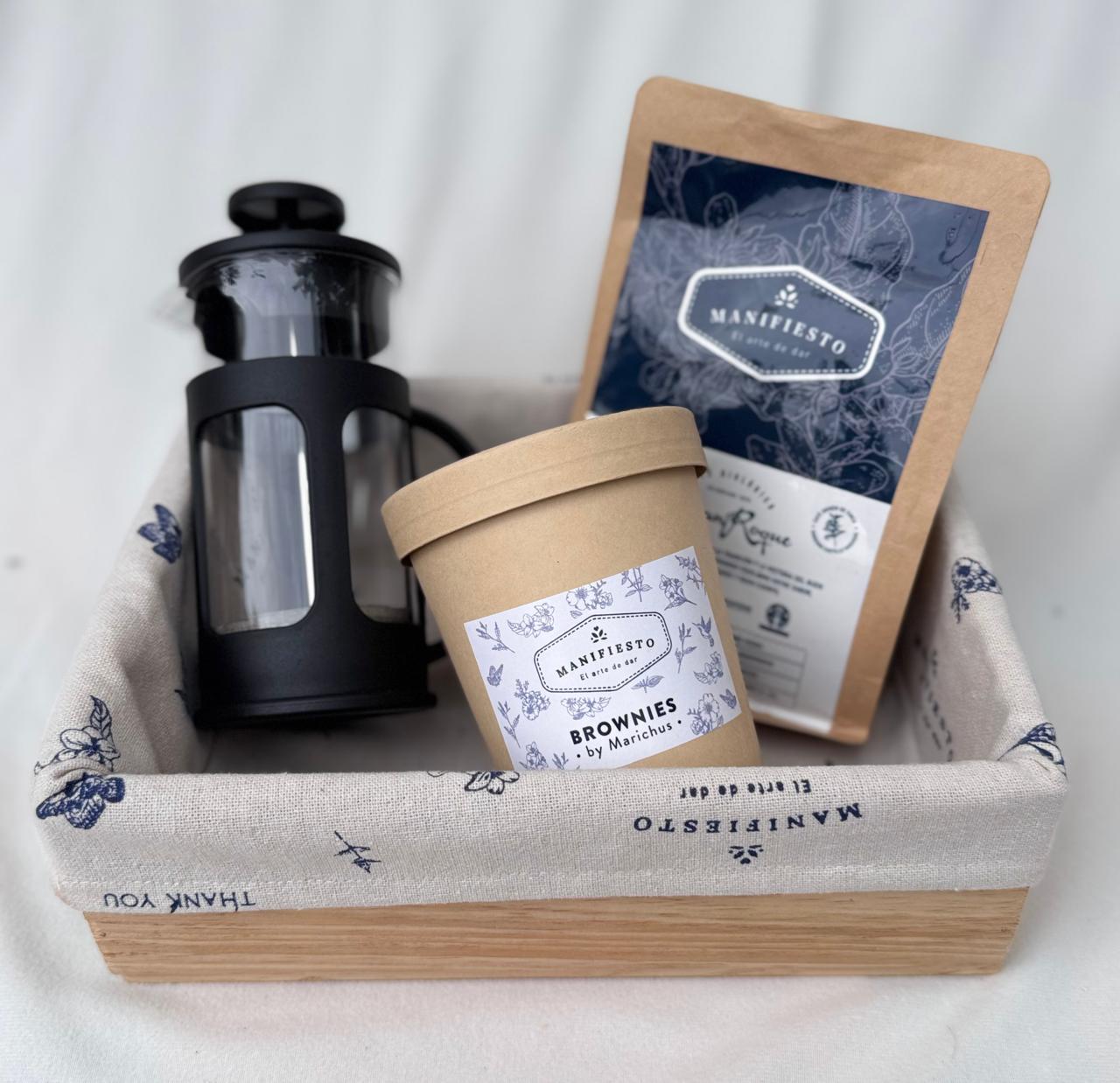 Café, prensa bamboo y brownies