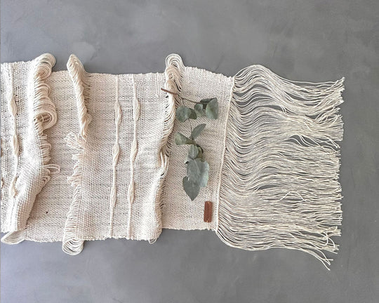 Dale un toque especial a tu mesa con este camino de mesa hecho a mano en telares artesanales, elaborado en hilo 100% algodón con detalles dorados que aportan luz y elegancia. Medidas: 190 x 35 cm.