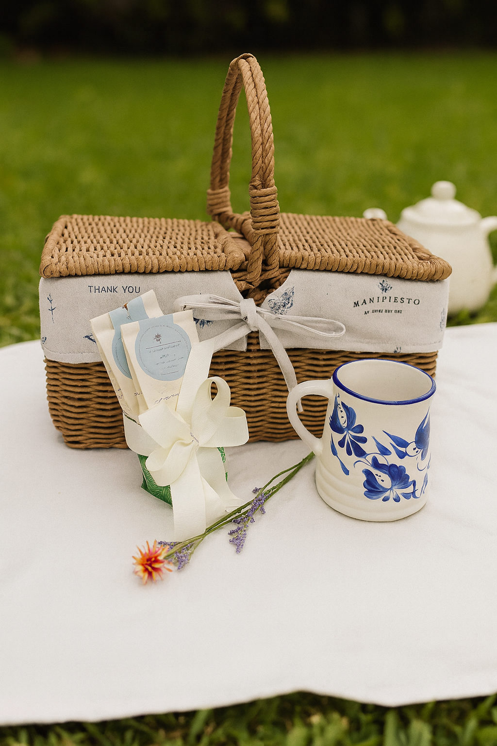 Un te en la naturaleza- canasta con tes y mugs