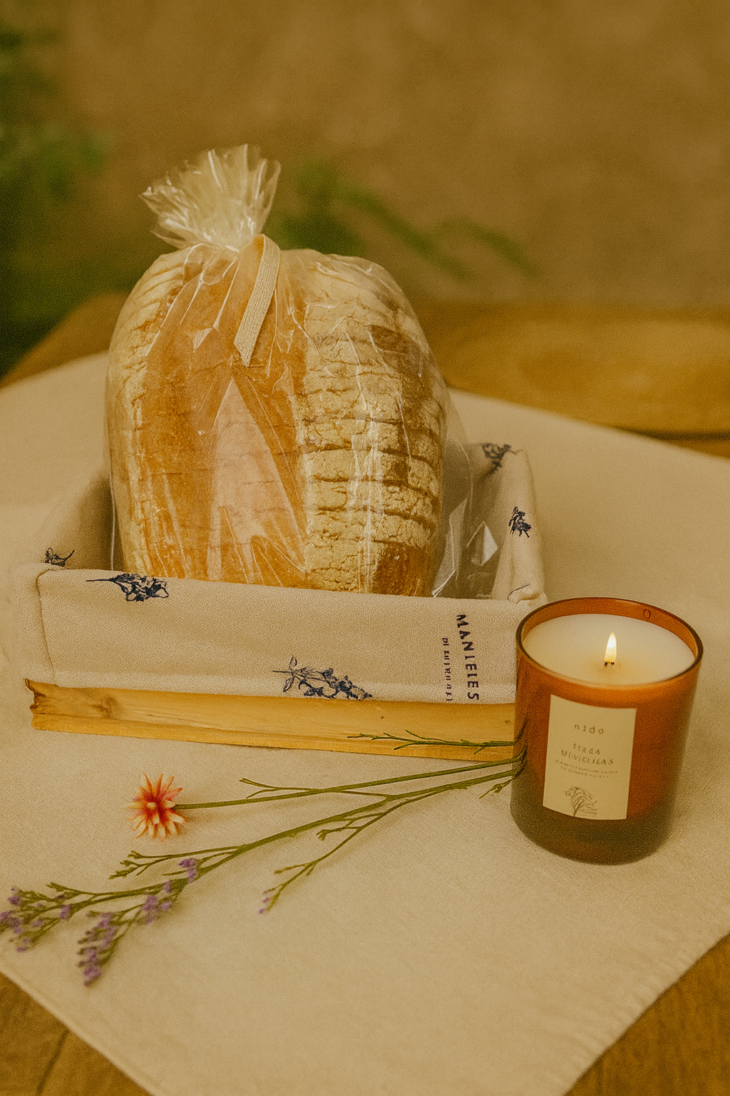 Amistad Bogotá- Guacal con pan y velas
