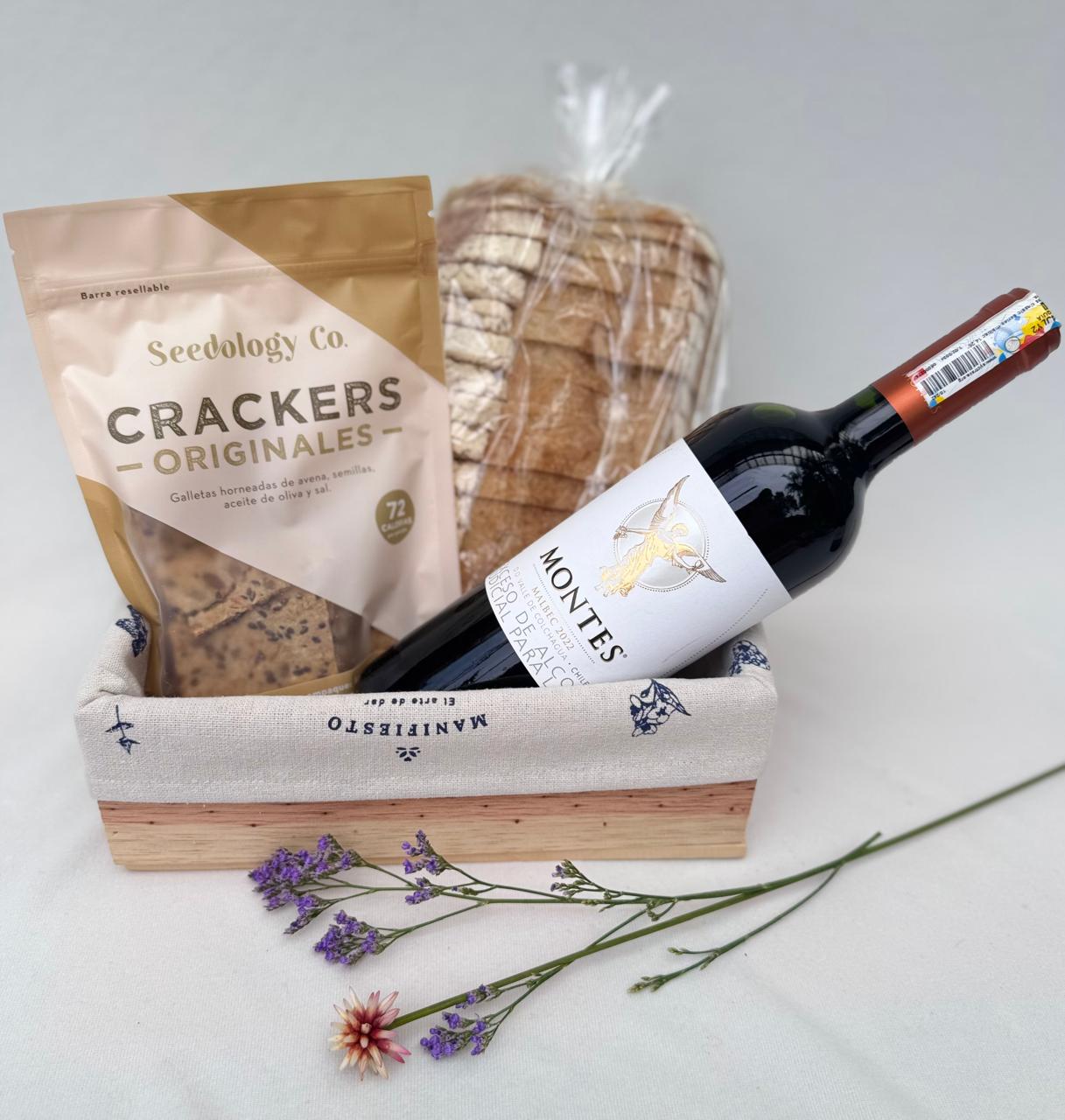 Expresa gratitud con una ancheta simple pero deliciosísima: pan de masa madre,vino y crackers sin conservantes. Un detalle gourmet con ingredientes naturales. Envíos en Medellín. ☕🍞✨