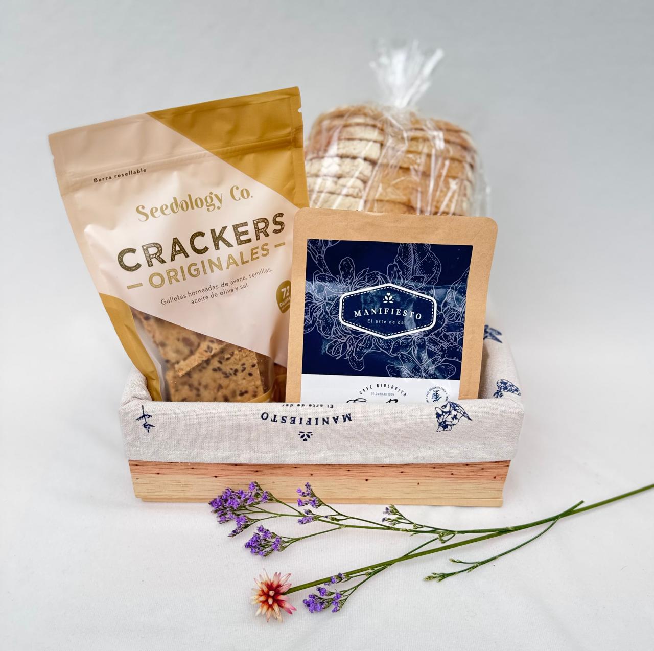 Expresa gratitud con una ancheta gourmet: pan de masa madre, café artesanal (250 g) y grissinis de semillas. ¡Envíos en Medellín!