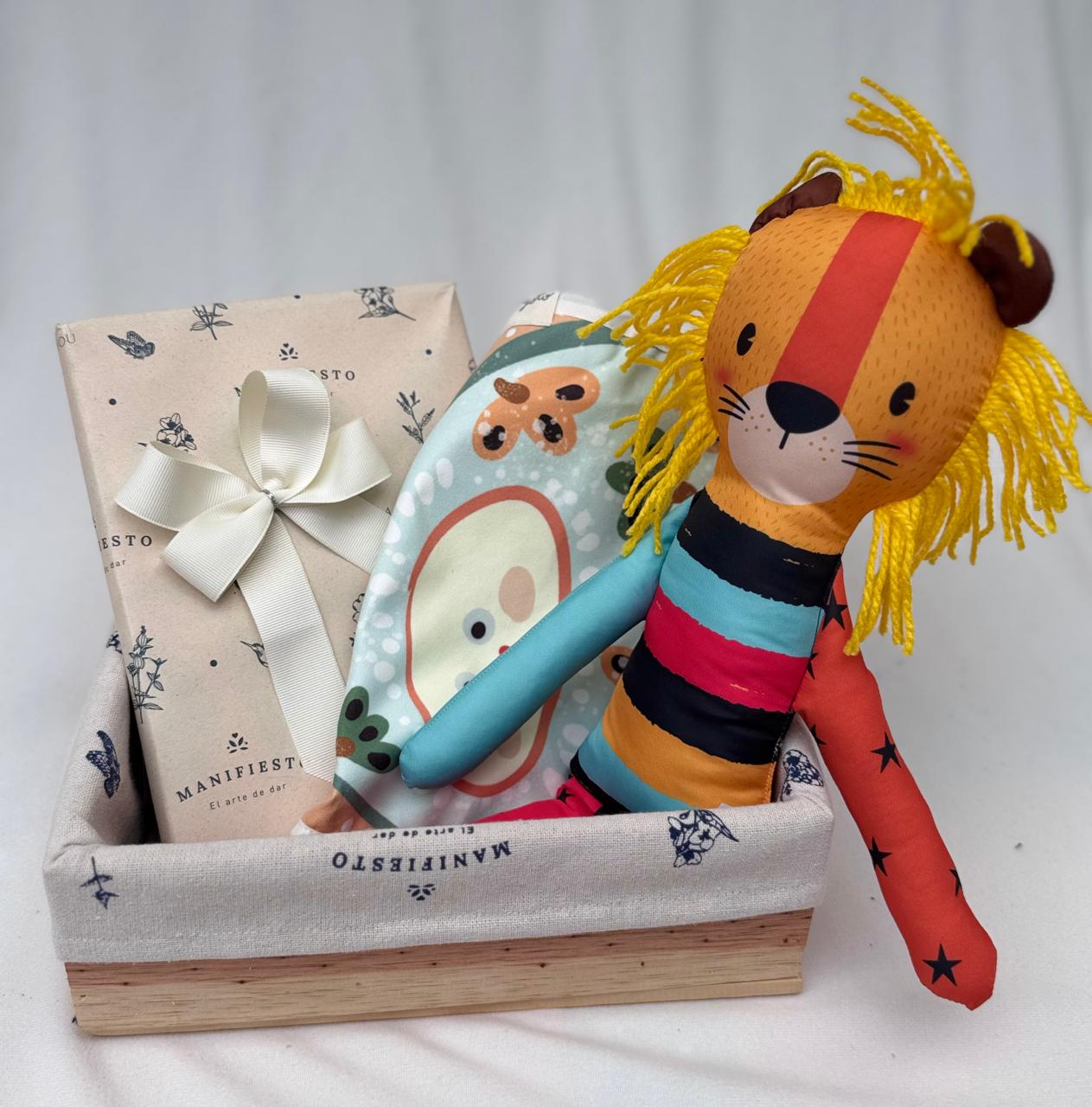 Muñeco, libro didáctico y tes