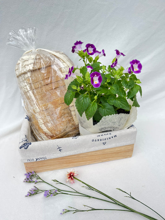 Pan artesanal y florecitas