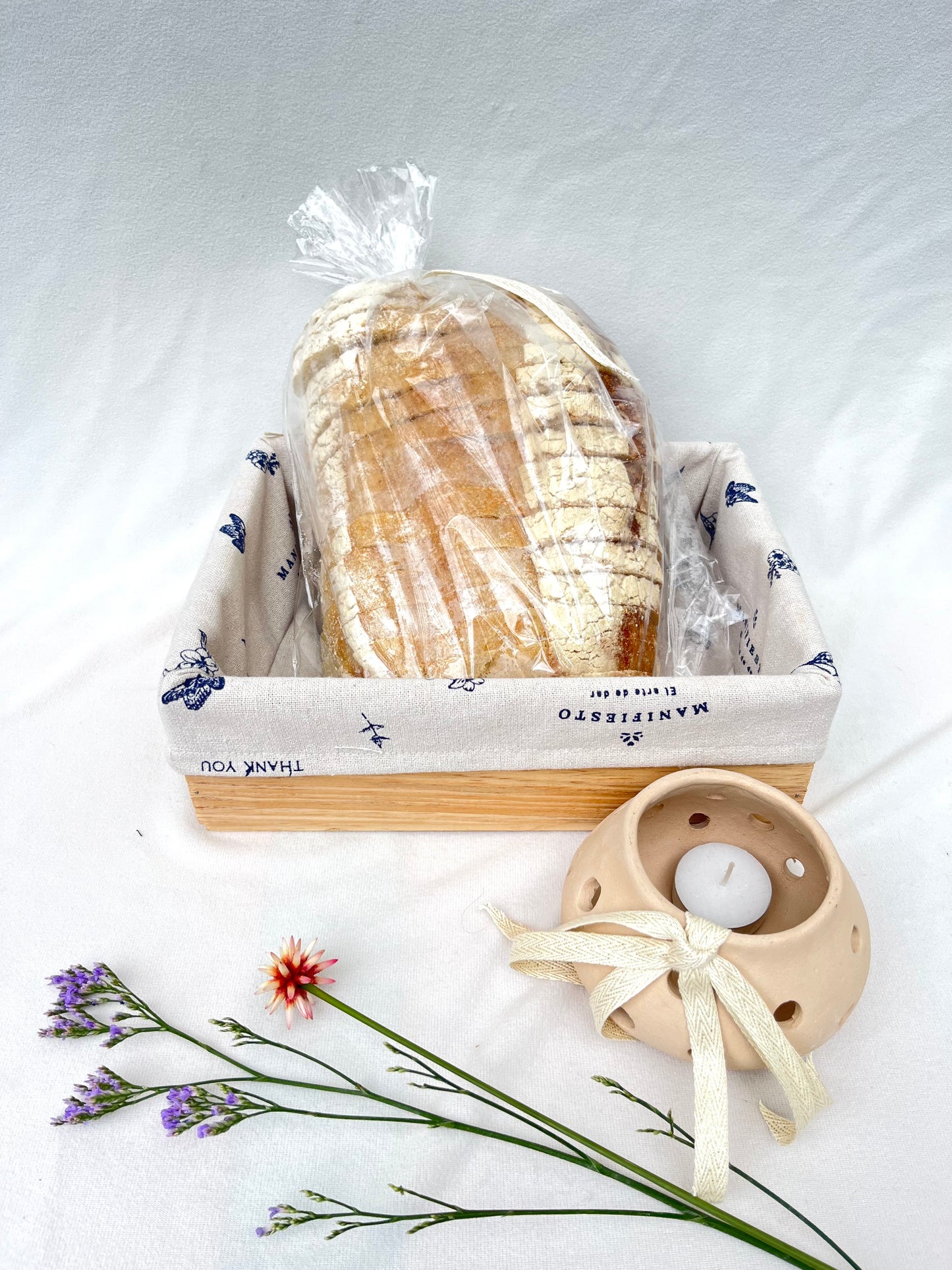 Amistad- Guacal con pan artesanal y velas