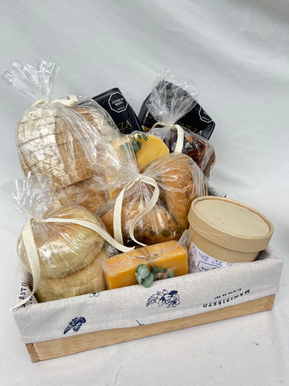 Panes artesanales, 2 cuñas de queso, brownies artesanales, 2 madurados pequeños