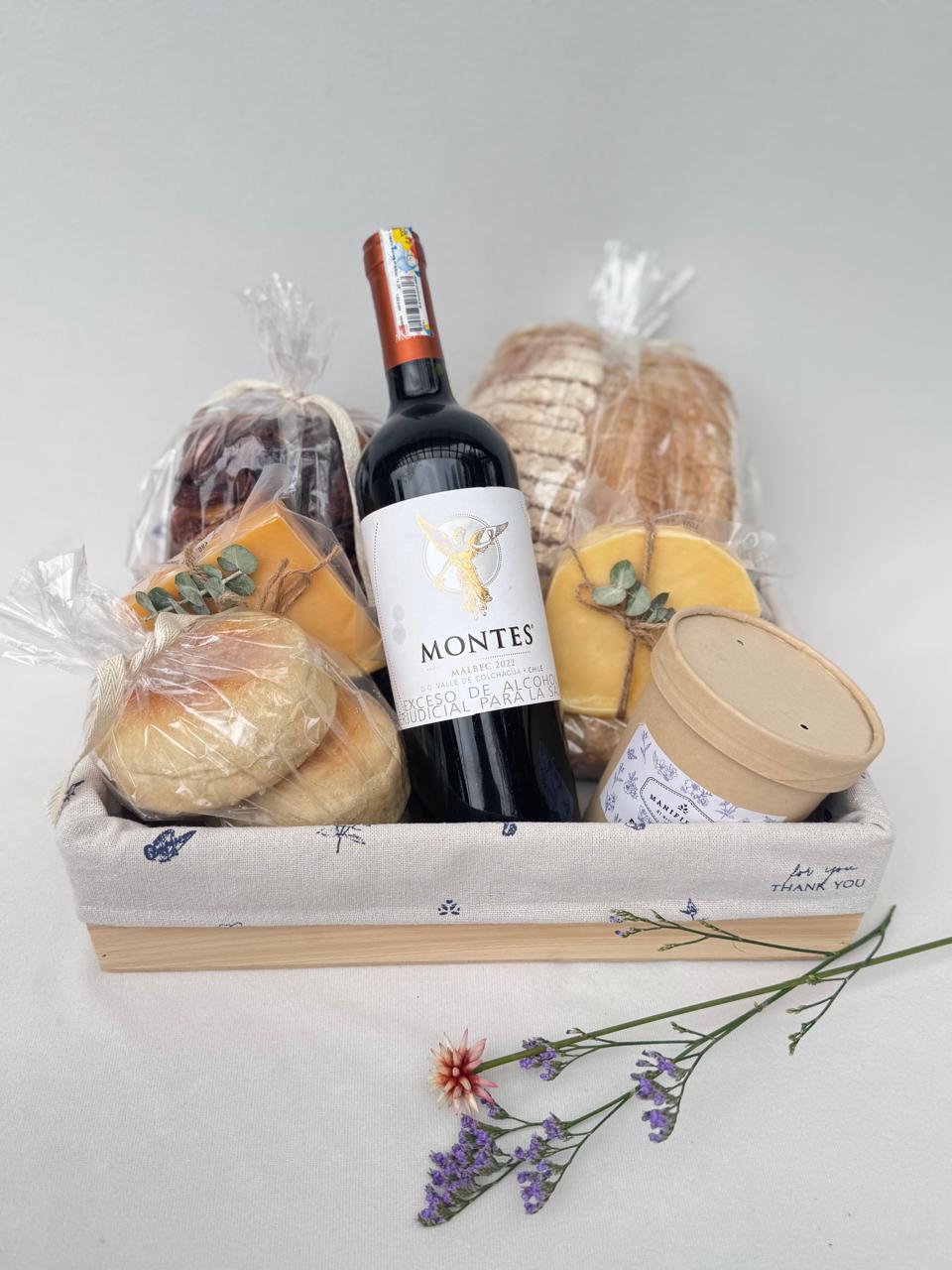 ancheta con vino, panes, queso y brownies