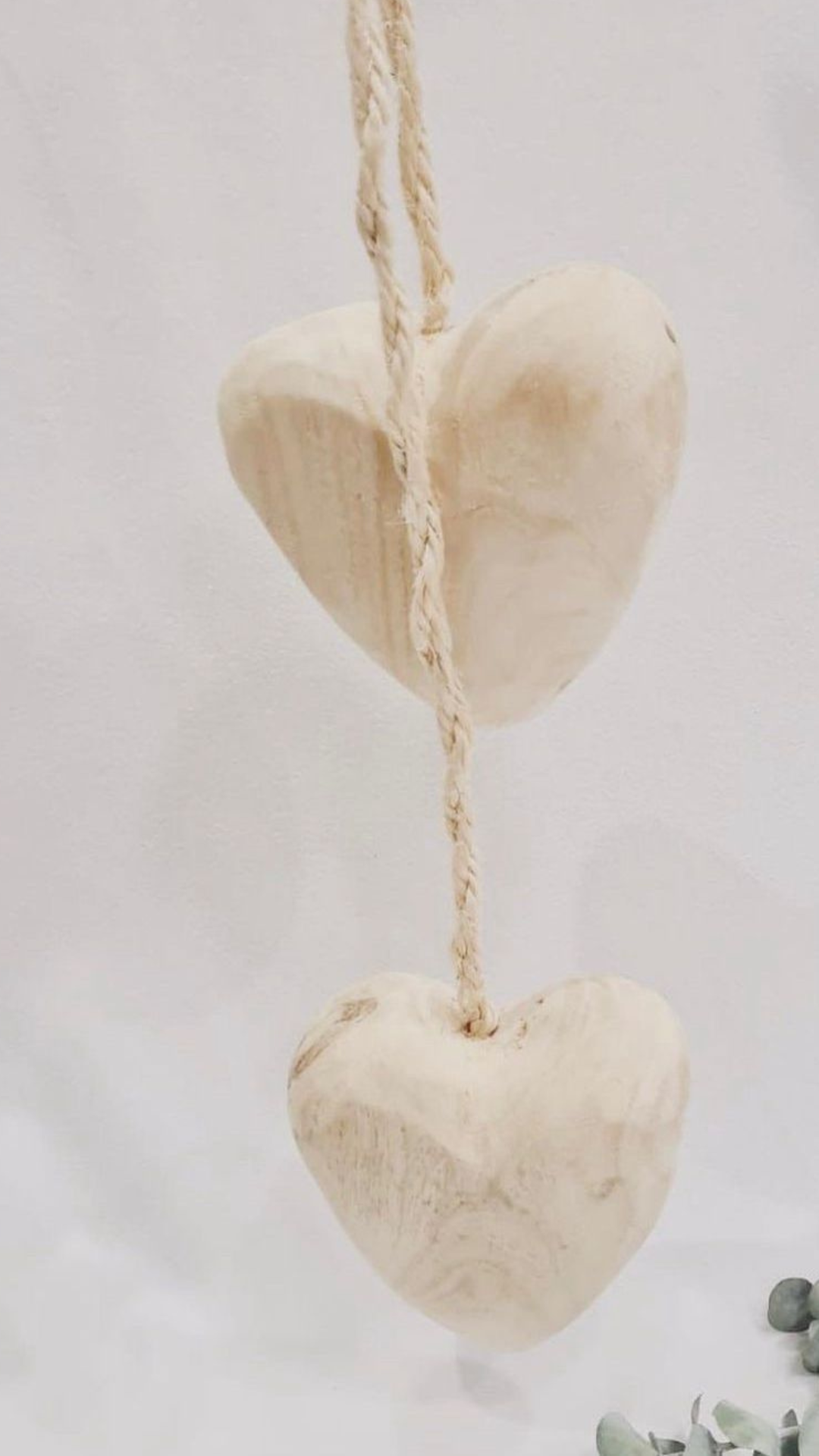 Corazones tallados en madera