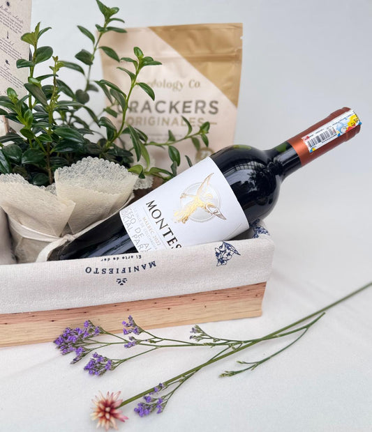 Regalo con grissinis artesanales, vino y una planta (variedad según disponibilidad). Un detalle natural y gourmet. ¡Envíos en Medellín!