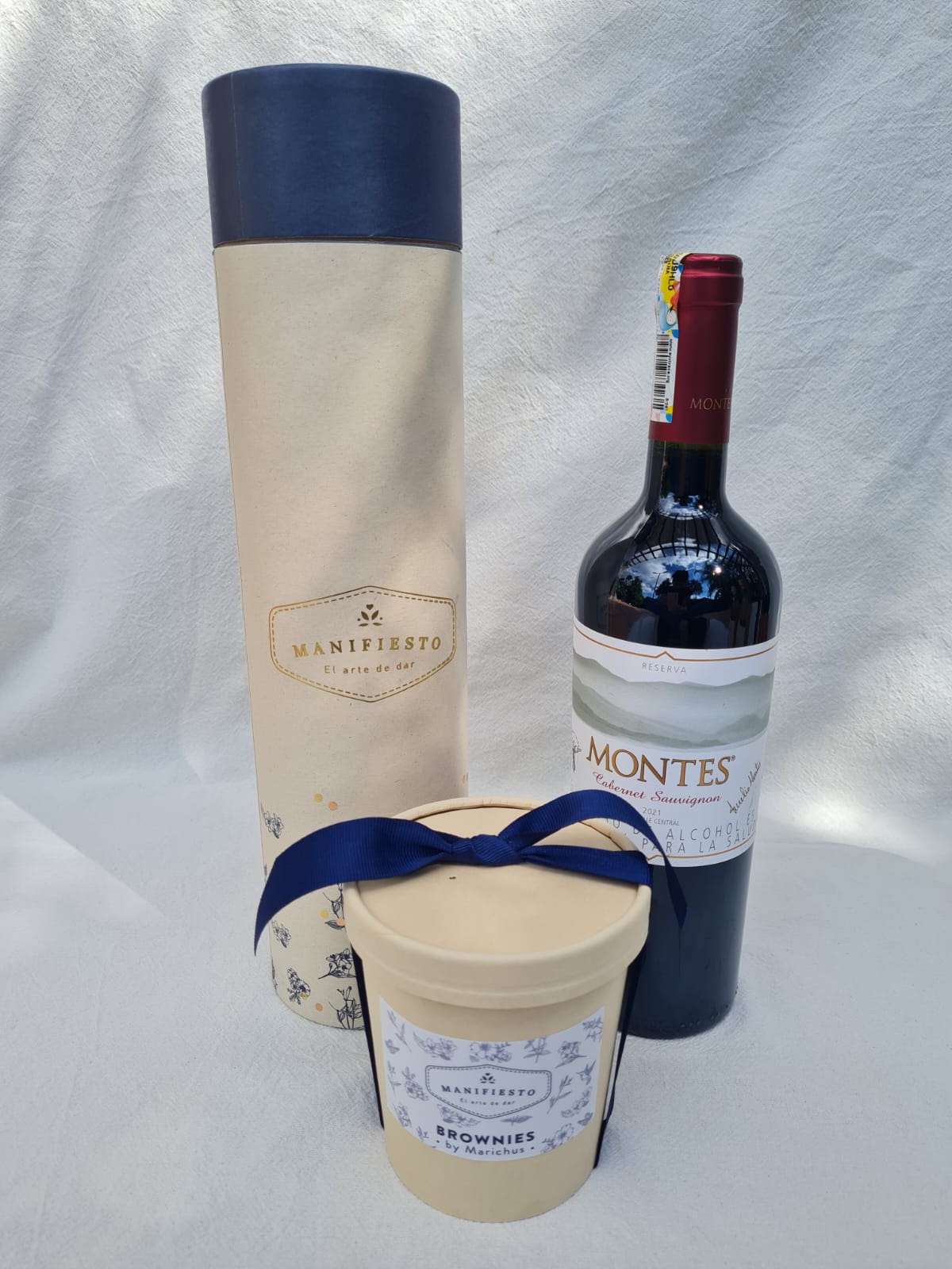 Vino en empaque tubular y brownies
