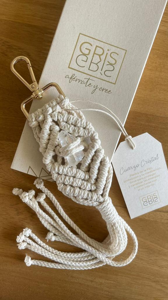 Amuletos de Protección Hechos a Mano con Macramé y Cristales Energizados