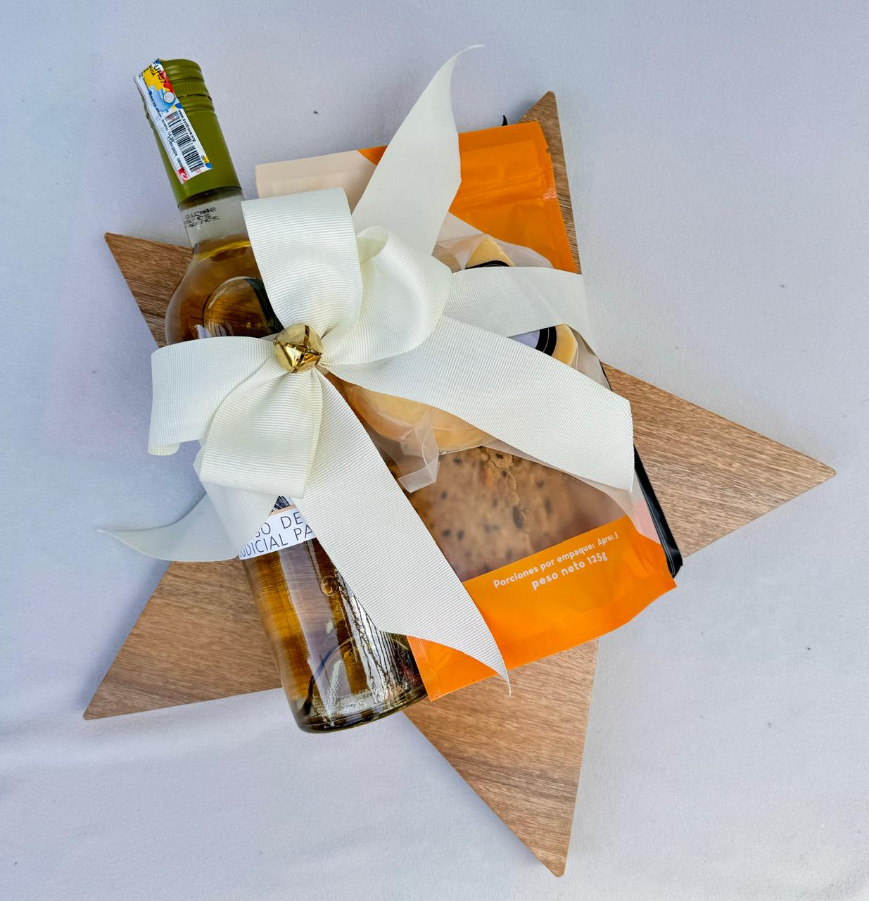 Tabla de Estrella con vino, queso y crackers – Reconocer a Quienes Brillan