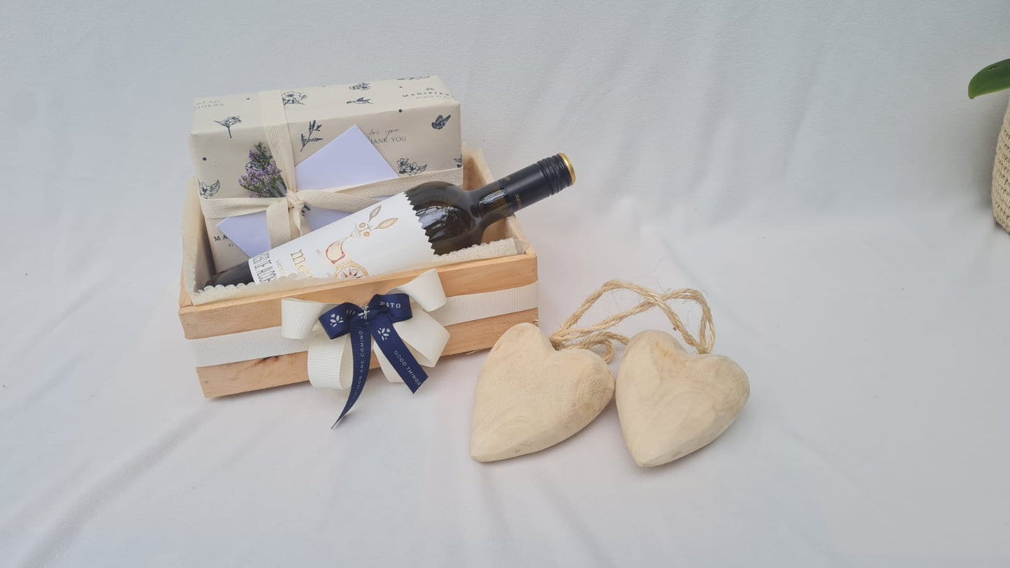 vino con corazones de madera