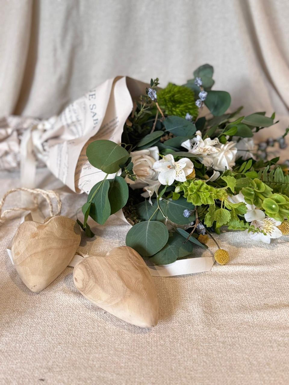 Bouquet de flores de temporada + Complementos