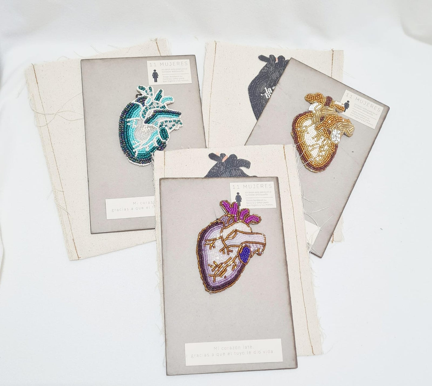 Pin de corazón artesanal en canutillo