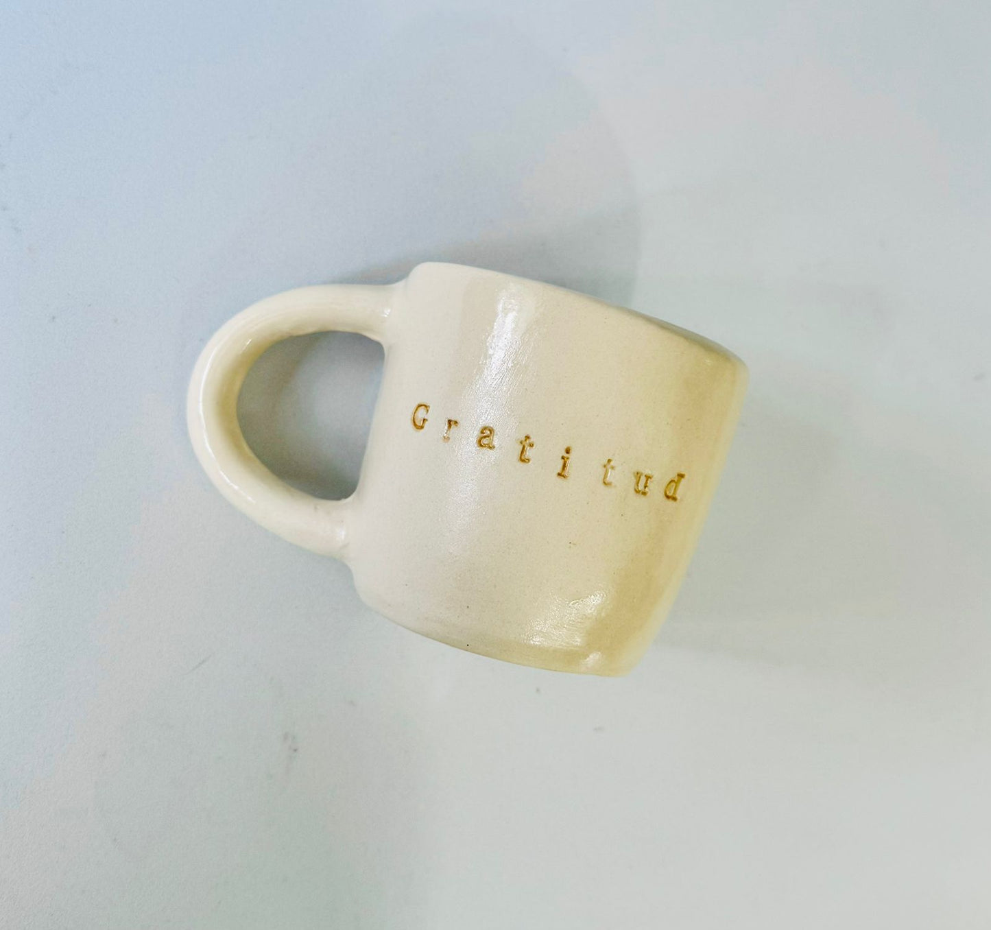 Mug con la palabra "Gratitud" – Cerámica pintada a mano