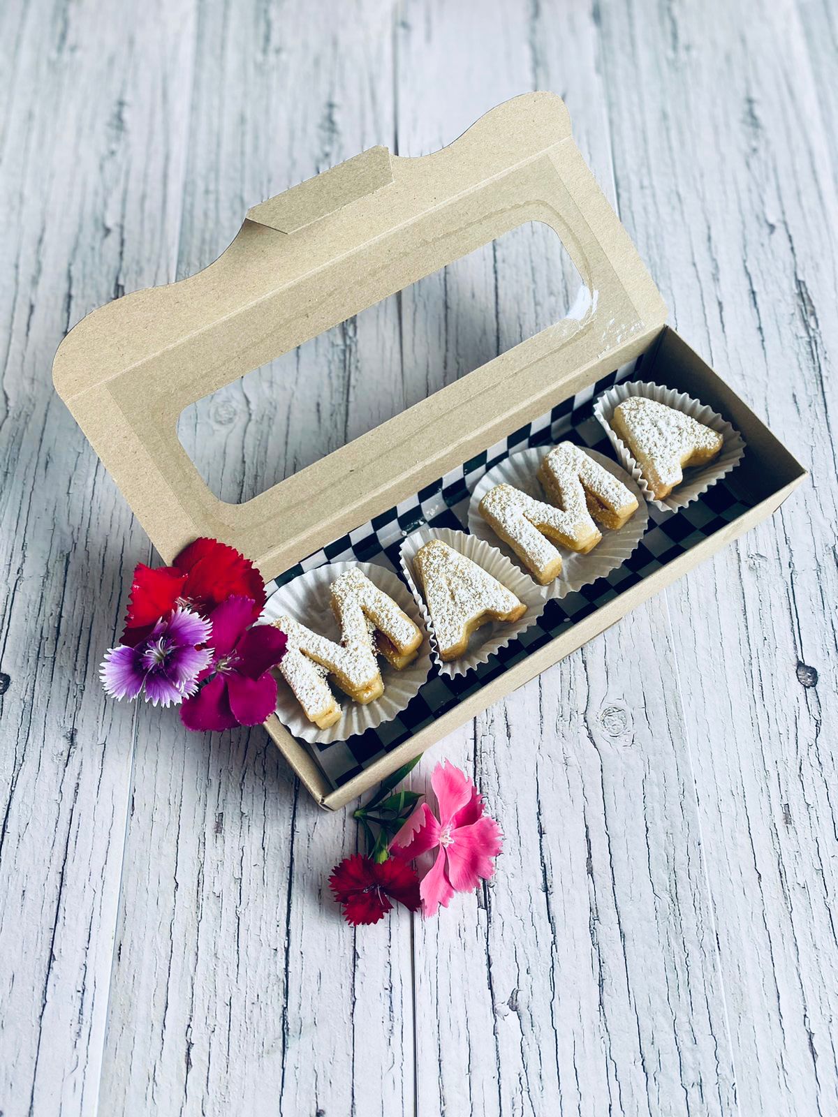 Alfajores con la palabra MAMÁ