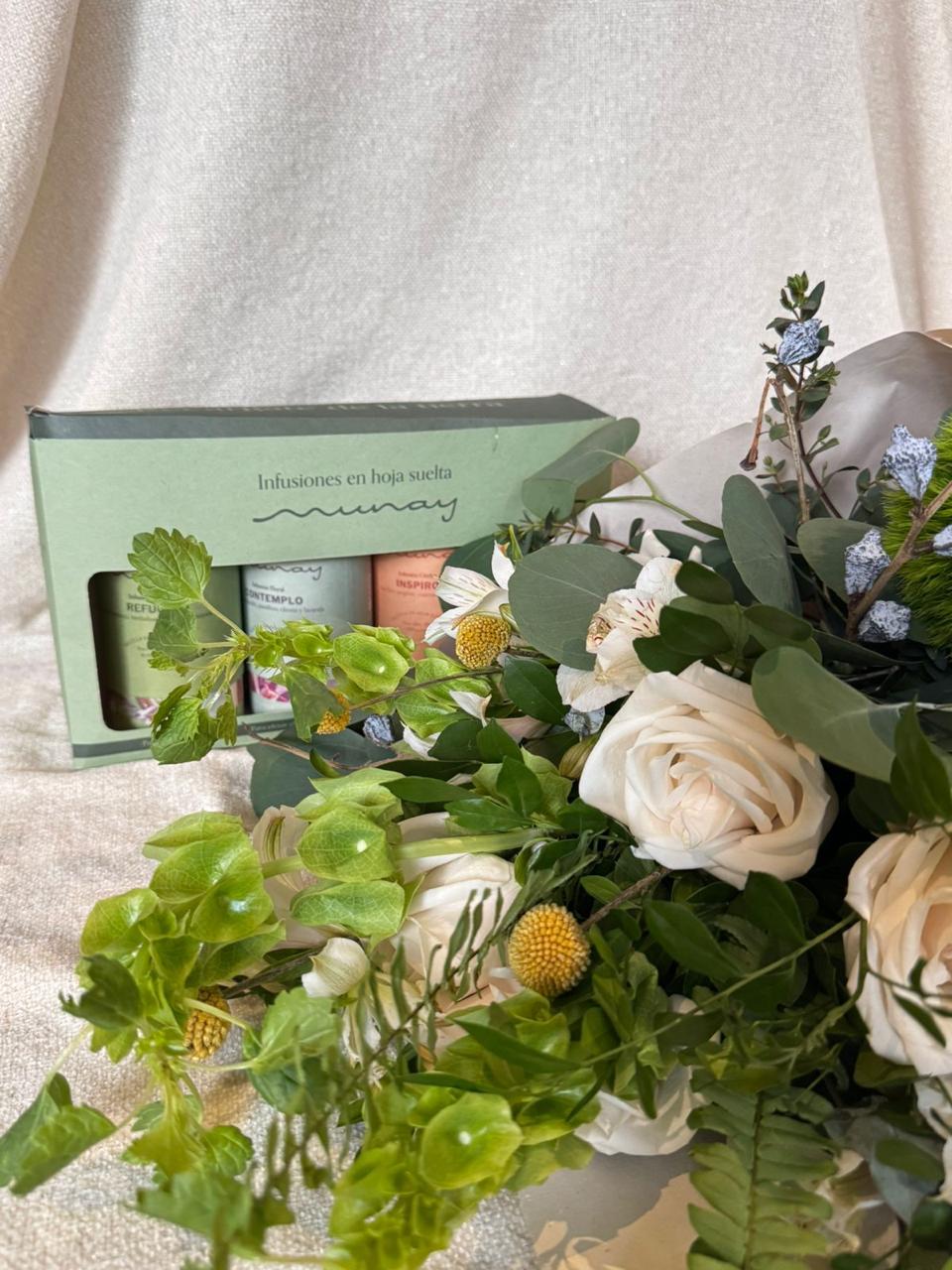 Pack de mini tubos de te y bouquet de flores