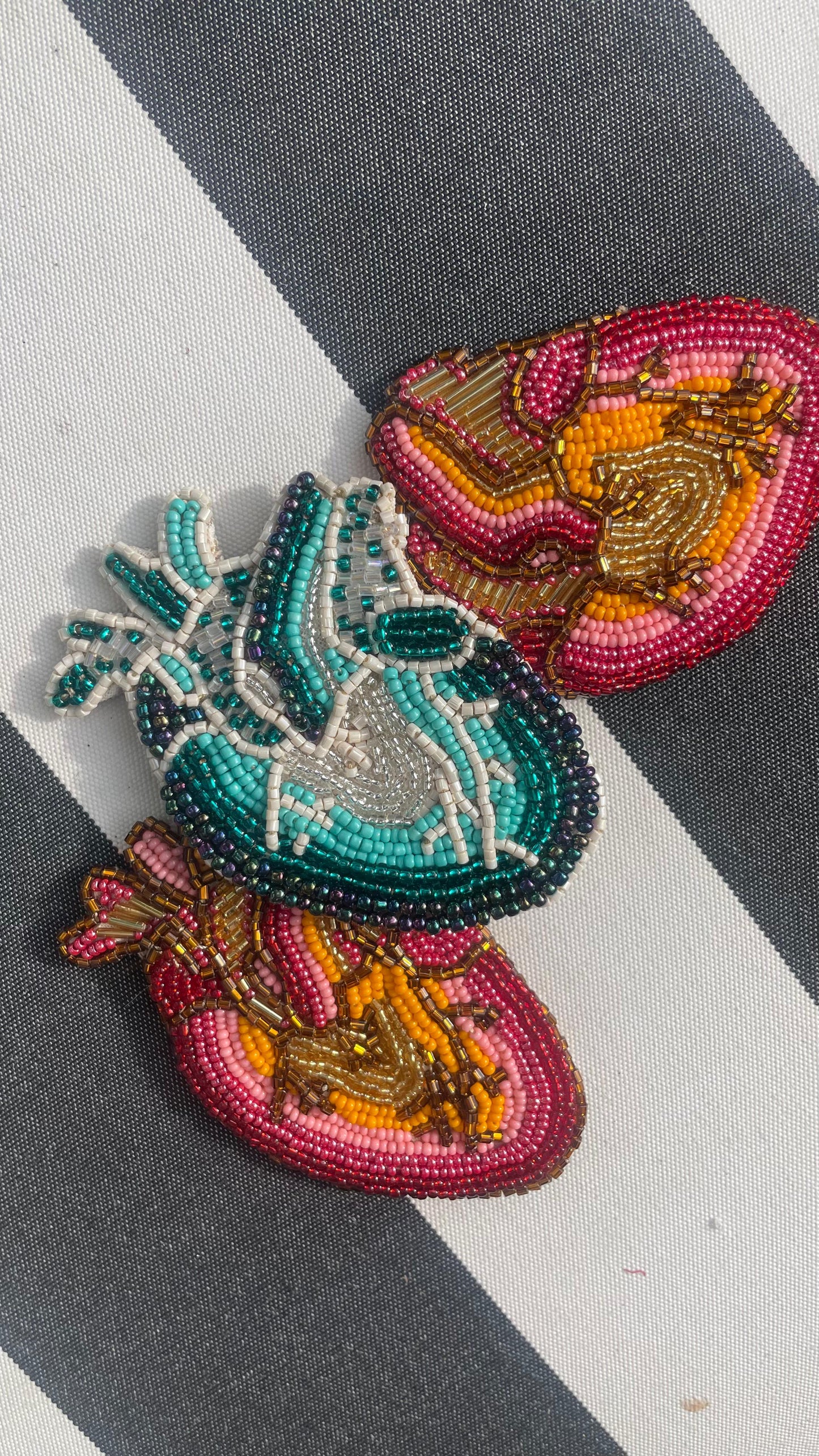 Pin de corazón artesanal en canutillo