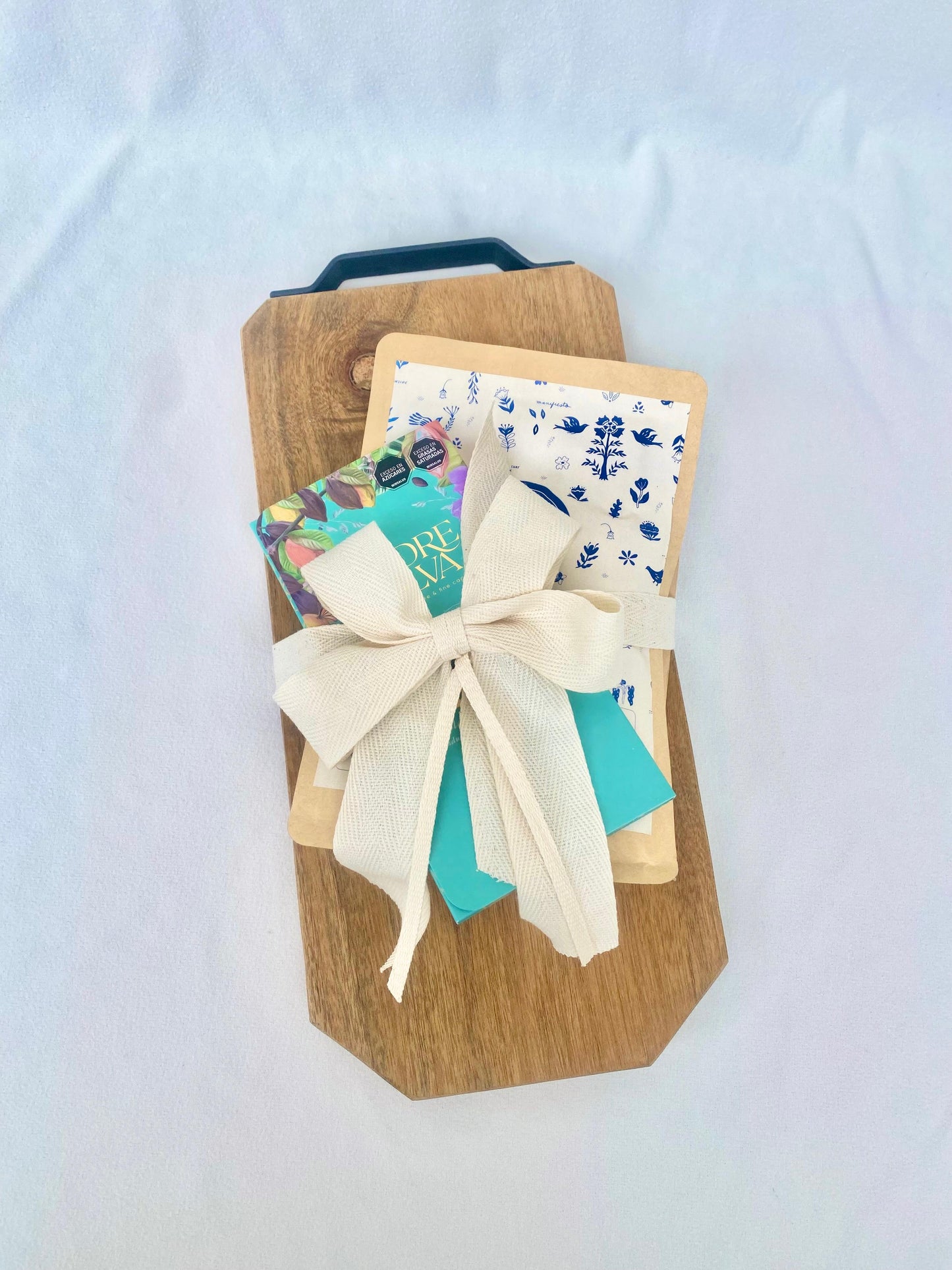 Tabla de Acacia con Café biológico y Chocolate Artesanal