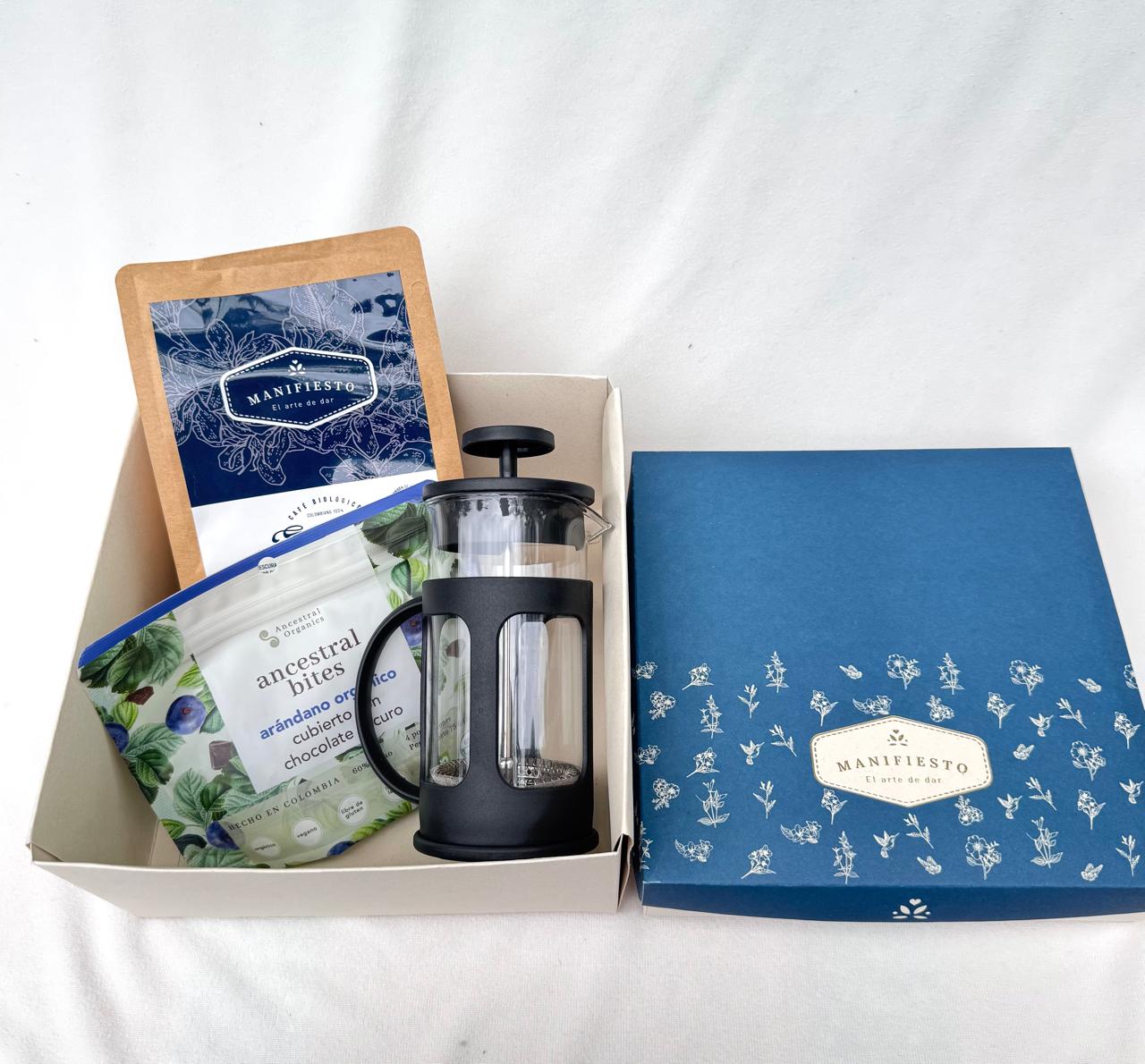 Café, chocoarándanos y prensa tradicional