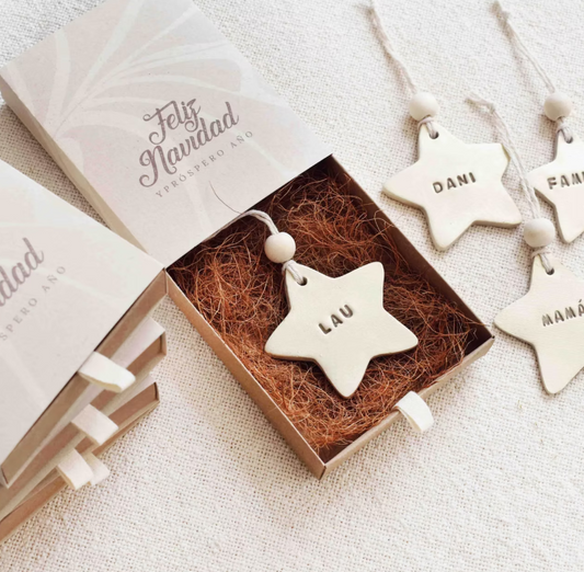 Estrellitas en arcilla con palabras soñar, amar, magia y creer