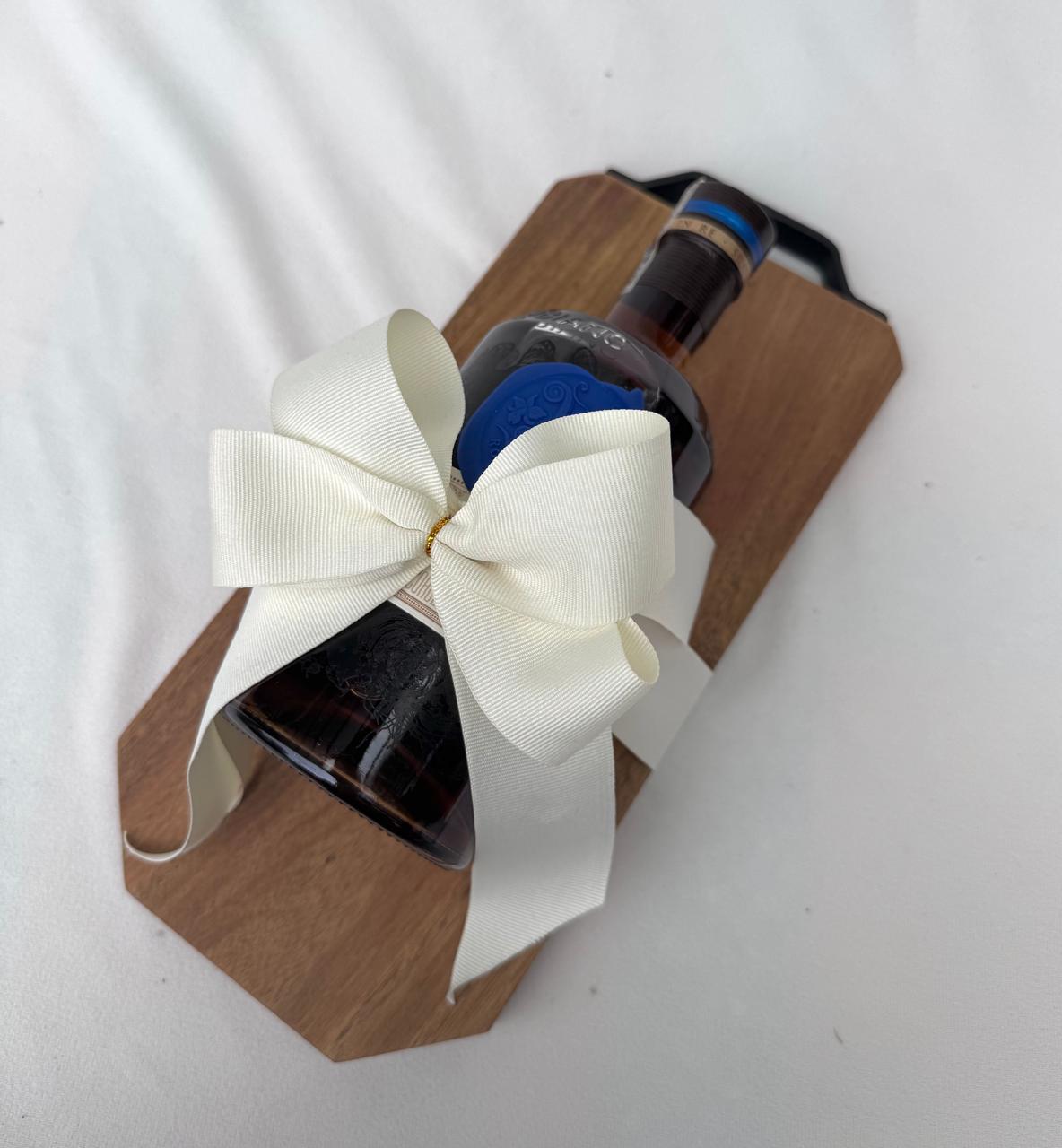 Tabla de madera con ron la hechicera