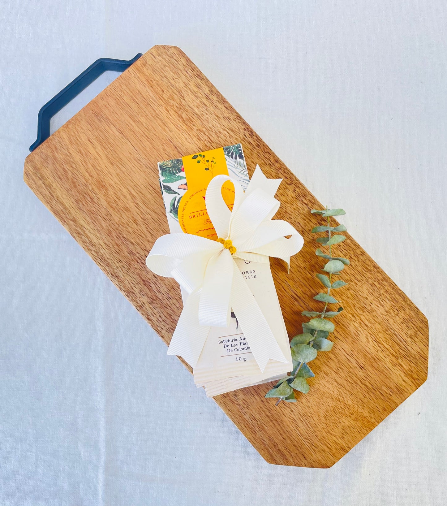 Tabla de Acacia para Pasantes con Cajita de 3 Bolsitas de Té