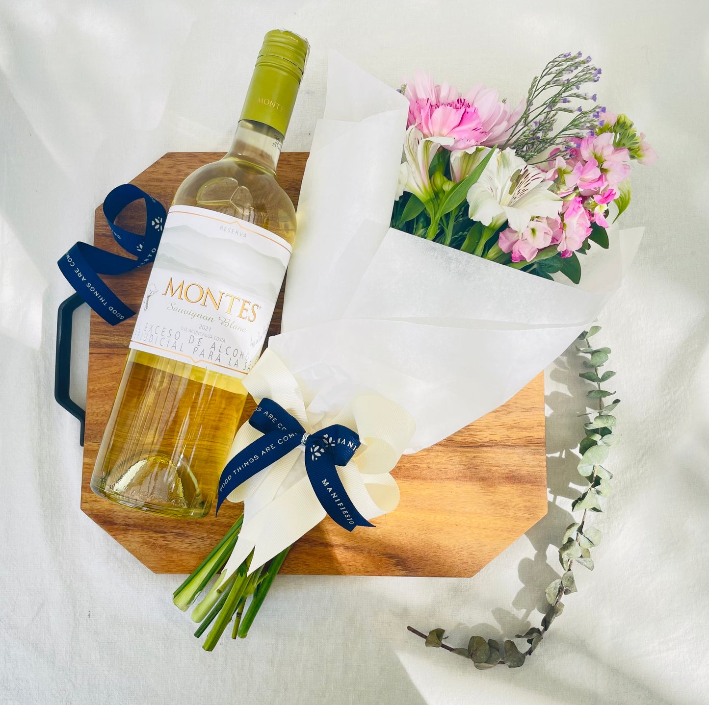 Tabla, vino y flores