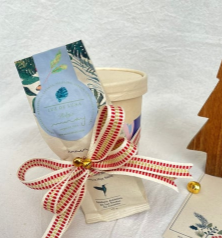 Un regalo dulce con mini brownies y té