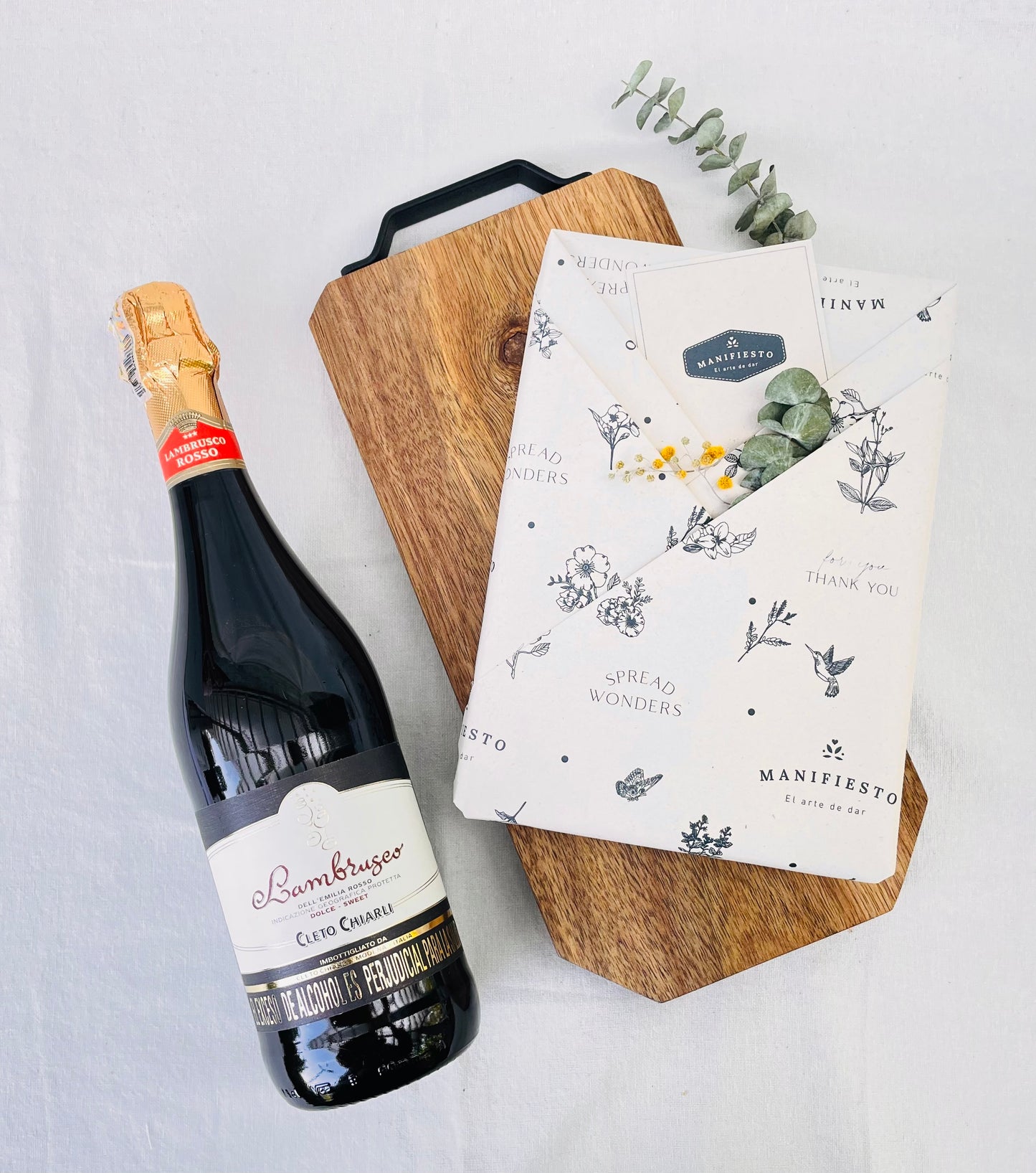 Un Gran Logro 2- tabla de madera, lambrusco y vino