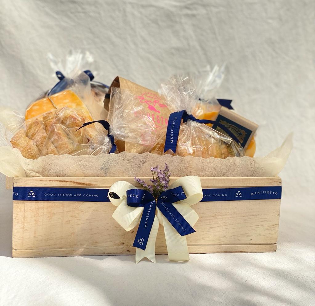 panes artesanales, dos cu.ñas de queso y un café