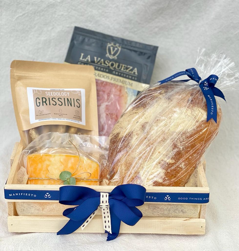 Pan de campo, madurado, grisinis y queso