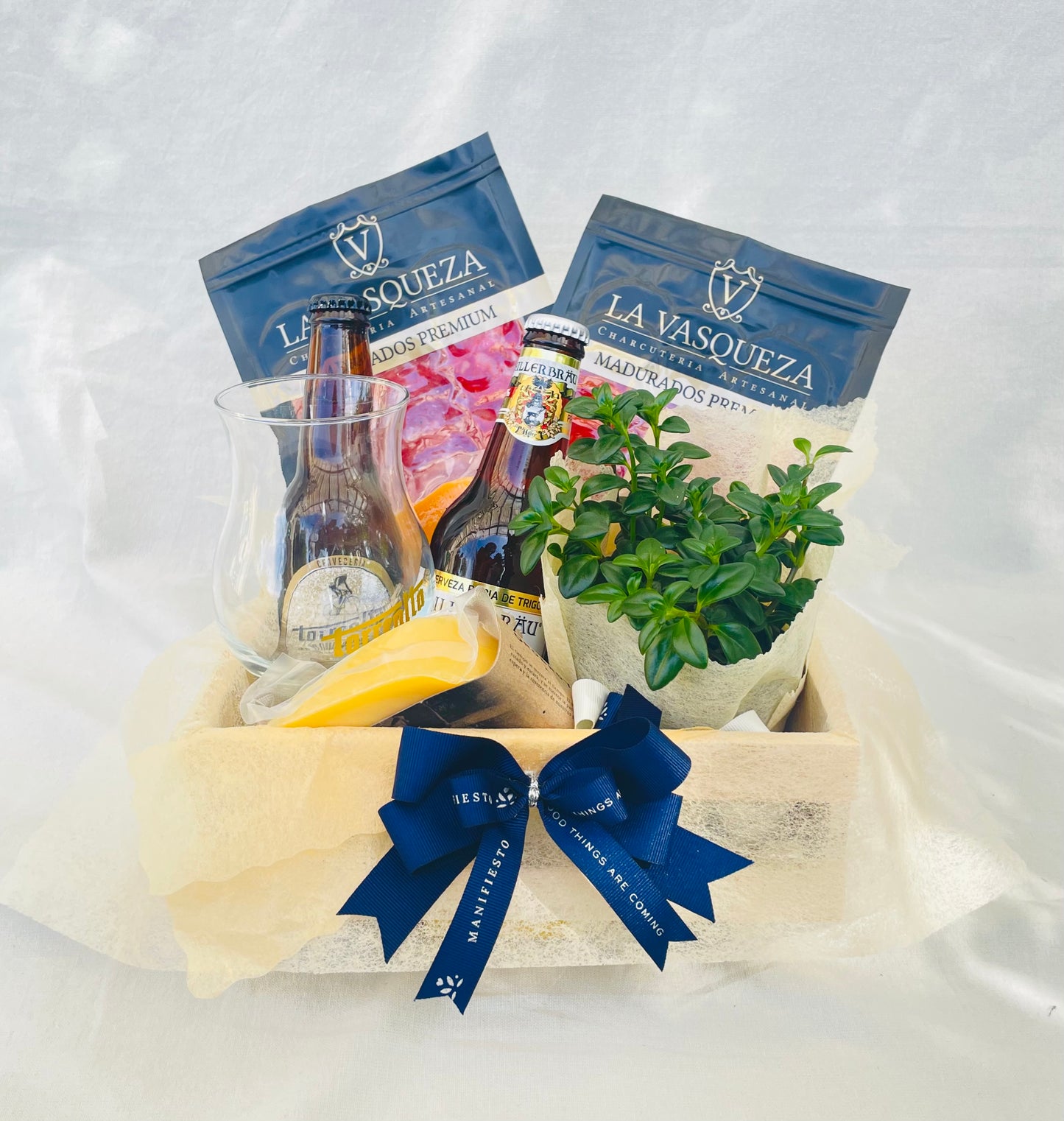 dos cervezas, dos madurados, un queso, planta y vaso