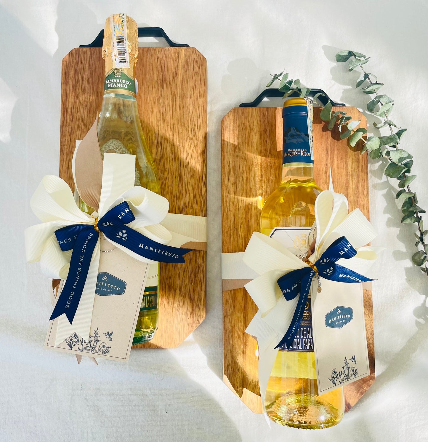 Tabla de madera en acacia con botella de lambrusco especial para un regalo de invitación.