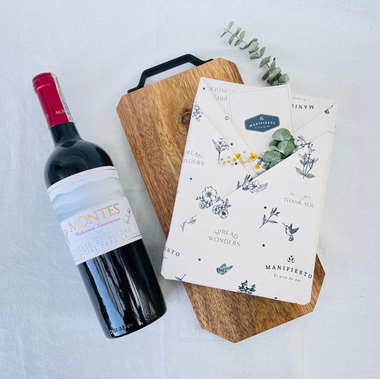 Tabla con vino, libro
