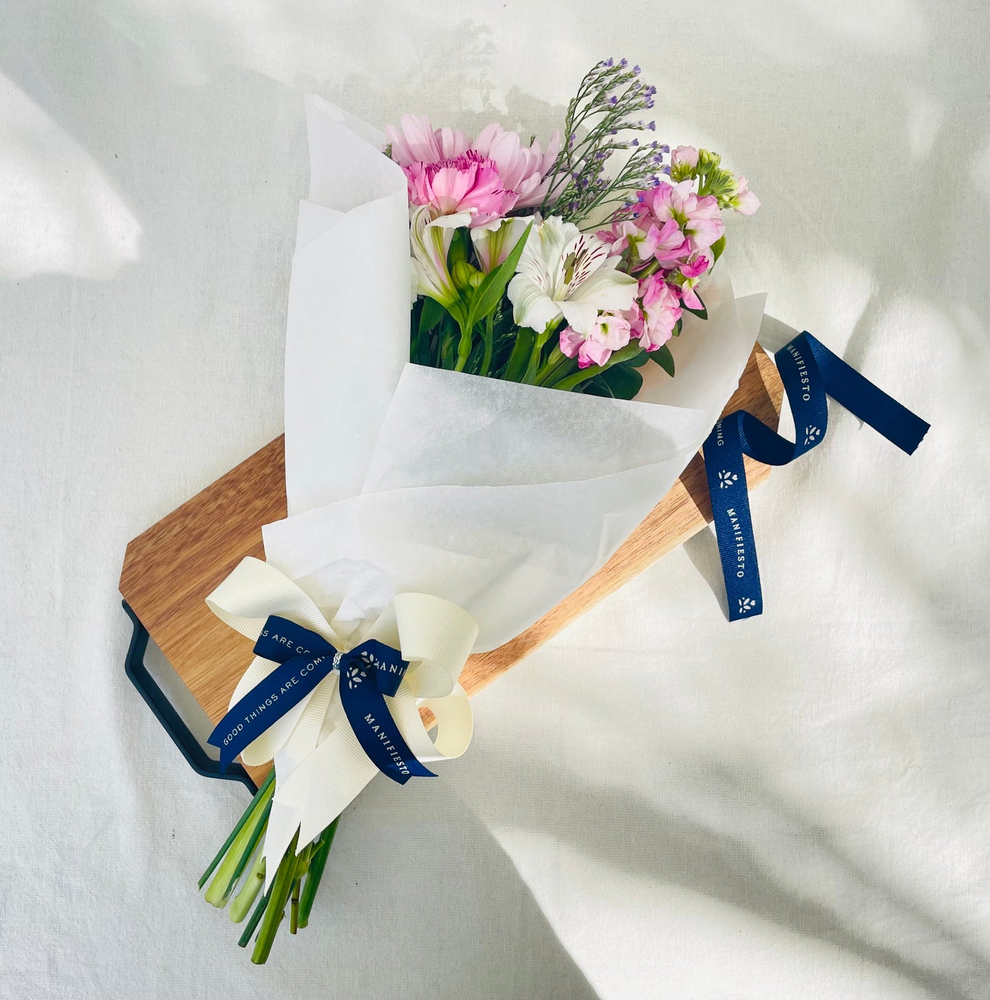 Tabla de acacia con flores silvestres