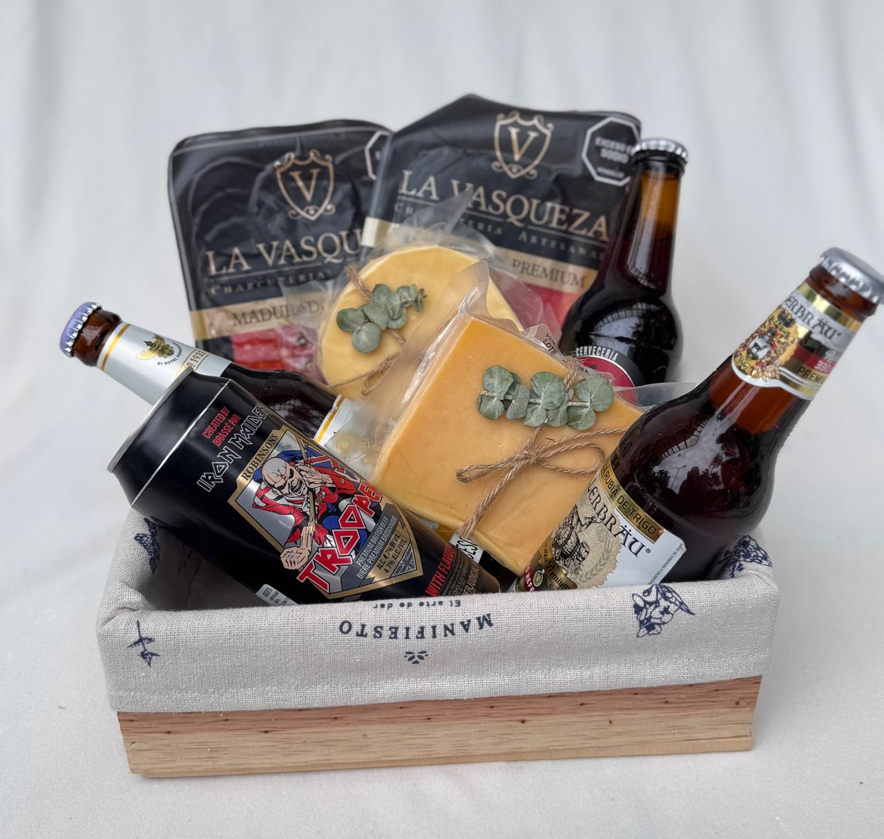 4 cervezas variadas con quesos y jamones