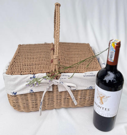 Canasta de picnic con orquidea y vino