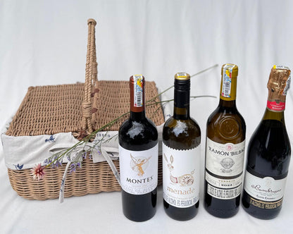 Canasta de picnic con orquidea y vino