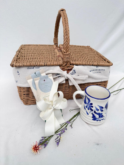 Un te en la naturaleza- canasta con tes y mugs