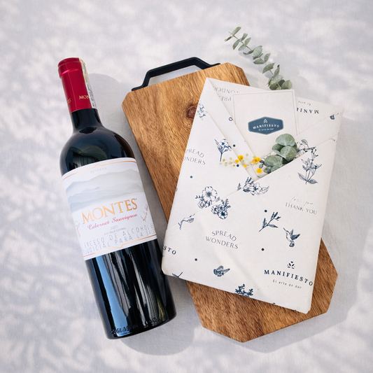 Un gran logro | Tabla de madera, vino y libro