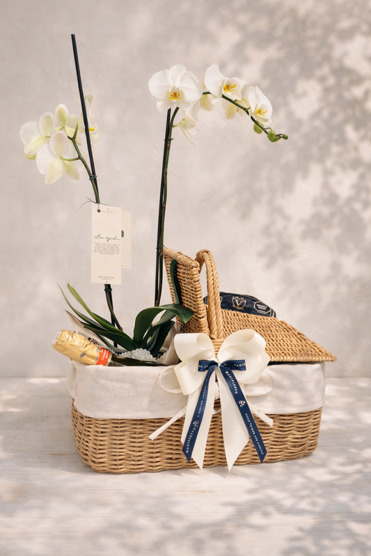 Canasta de picnic con orquidea y vino