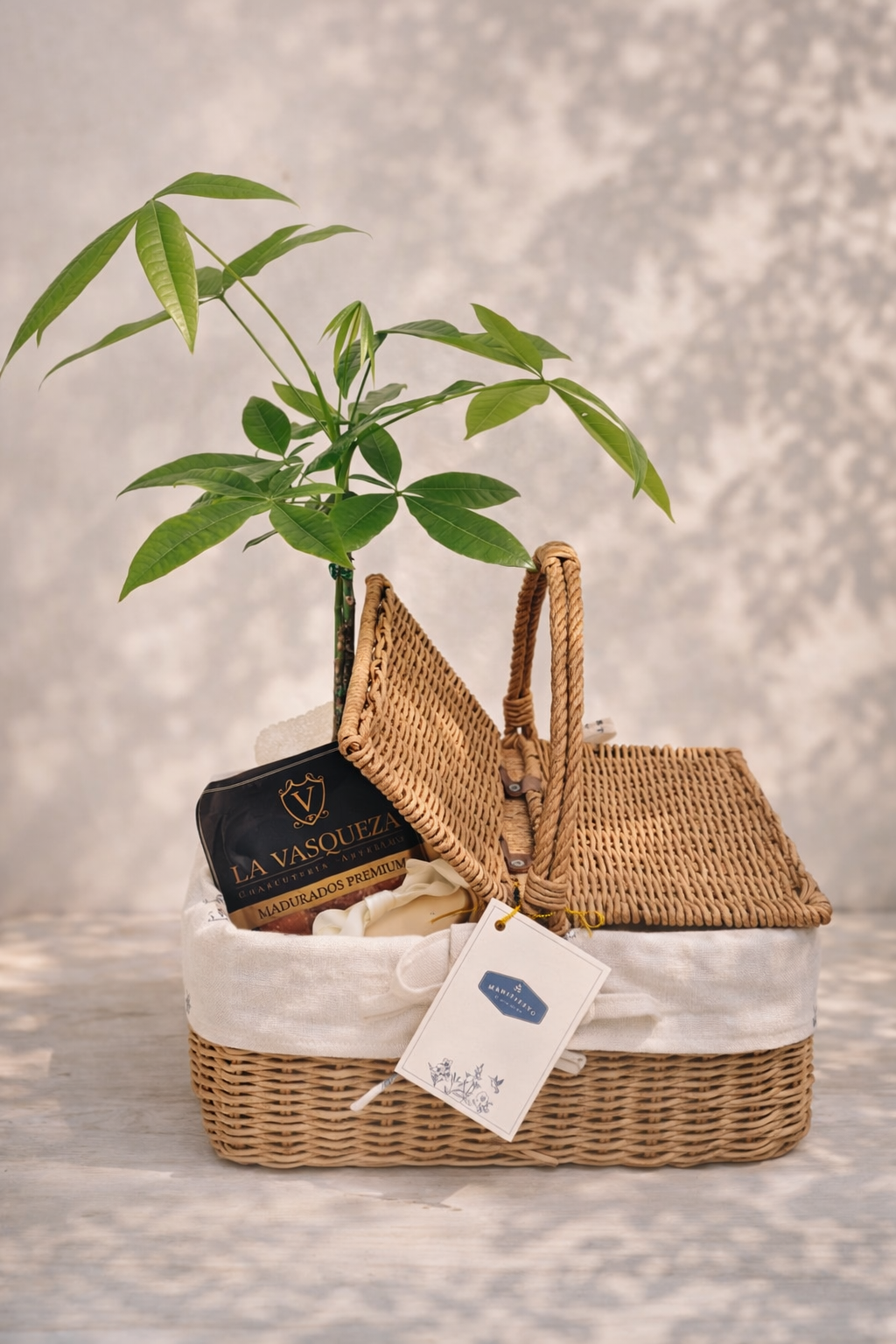 Canasta de picnic con planta de los buenos deseos