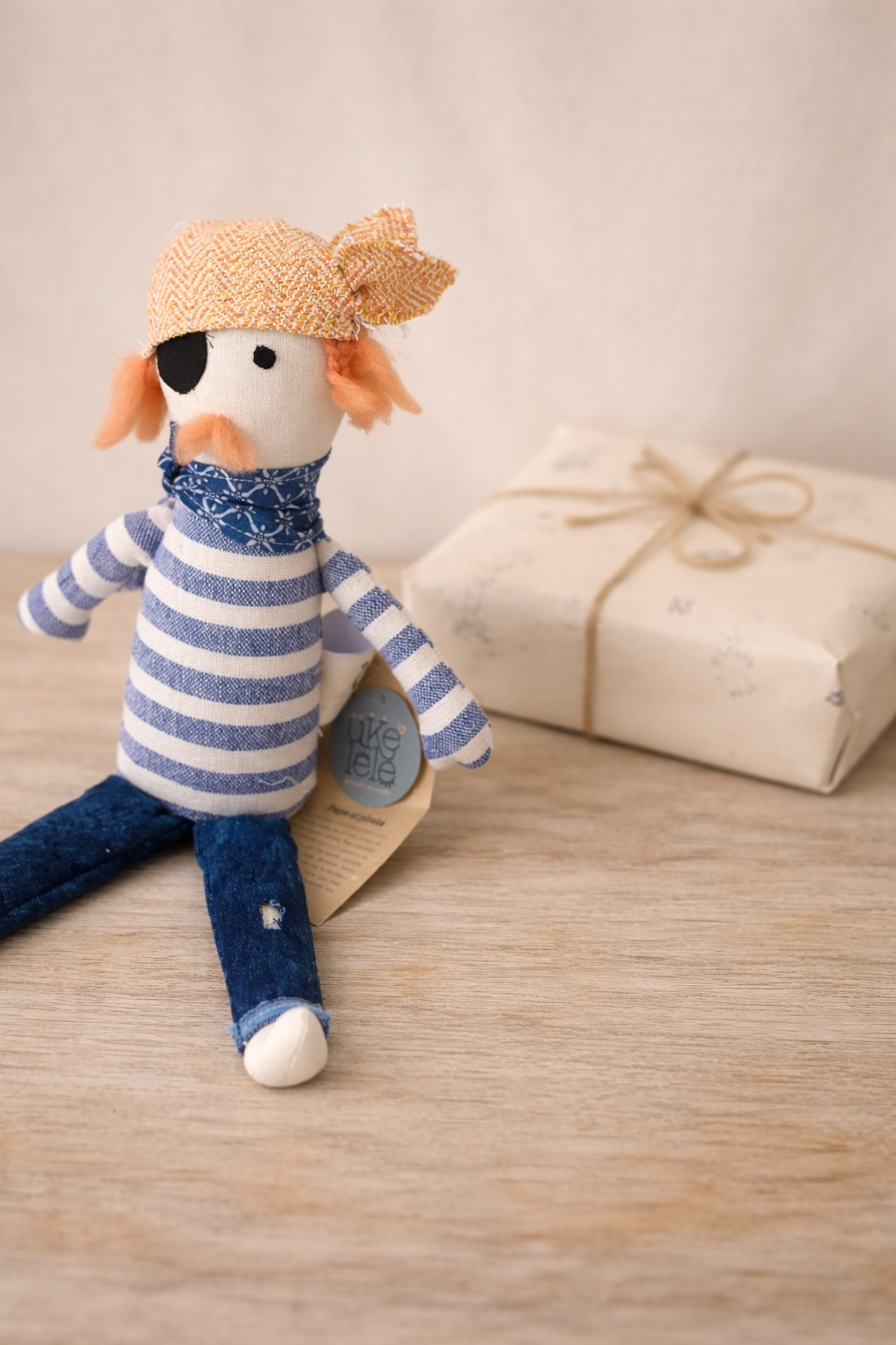 Muñeco artesanal y libro didáctico