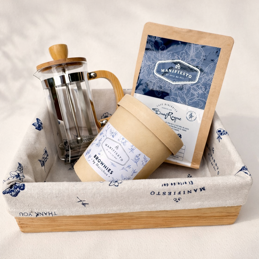 Café, prensa bamboo y brownies