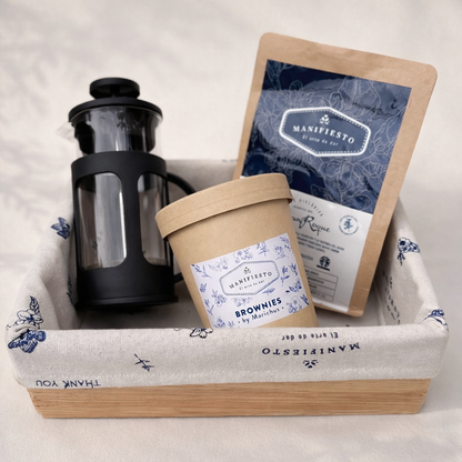 Café, prensa bamboo y brownies