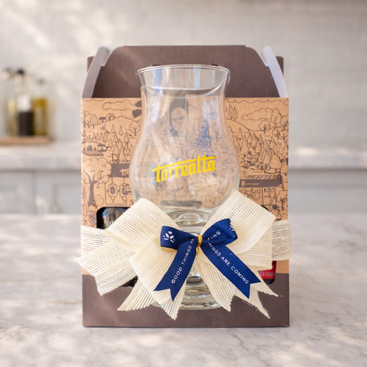 Threepack y vaso de cerveza